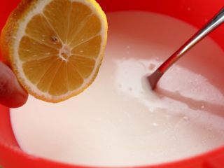 2、闽台风味茶点心豆沙糯米糍,3.挤入几滴柠檬汁,搅拌均匀。