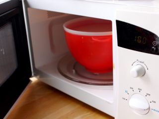 3、闽台风味茶点心豆沙糯米糍,4.盖上盖子,入微波炉高火1分钟。