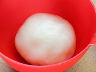 6、闽台风味茶点心豆沙糯米糍,7.刚出炉的糯米面团太烫也粘,待温,带上橡胶手套,手套上还要抺点油,将面团揉成光滑,多揉一会吃起来较Q。