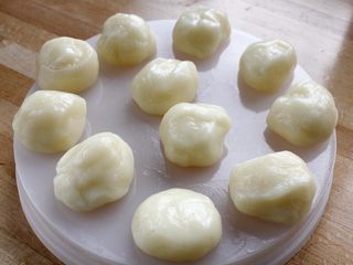 7、闽台风味茶点心豆沙糯米糍,9.将每一小份再攥攥紧紧,也是为了更加Q。