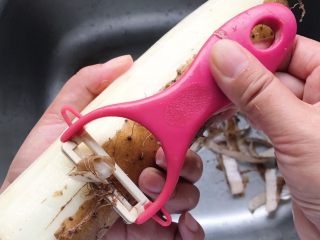 3、桂雨山药,去皮，保持手的清洁，以免弄脏山药