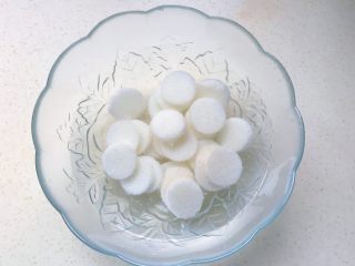 6、桂雨山药,为避免山药起氧化反应而变色，切好的山药立即泡进水里