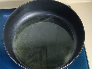 9、桂雨山药,锅里放适量油，把火调成中火