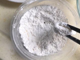 11、桂雨山药,山药蘸上干粉，在碗边上敲几下，敲掉多余的粉