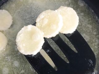 13、桂雨山药,等到表面有点起泡颜色变白就可以捞出了