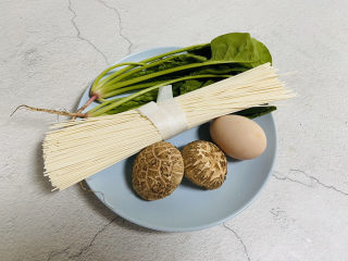 1、菠菜鸡蛋面,准备好食材