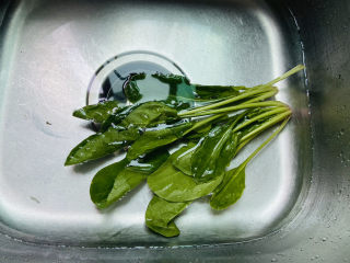 2、菠菜鸡蛋面,菠菜洗净放入水中浸泡一会儿