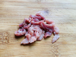 3、菠菜鸡蛋面,猪肉洗净切小片