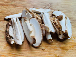 4、菠菜鸡蛋面,香菇洗净切片