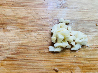 5、菠菜鸡蛋面,蒜头去皮拍碎