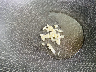 7、菠菜鸡蛋面,起油锅放入蒜末爆香