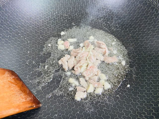 8、菠菜鸡蛋面,放入猪肉翻炒至变色