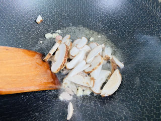 9、菠菜鸡蛋面,放入香菇翻炒片刻