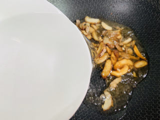 13、菠菜鸡蛋面,加入两碗热水大火烧开