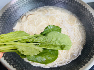 16、菠菜鸡蛋面,放入菠菜焯烫20秒