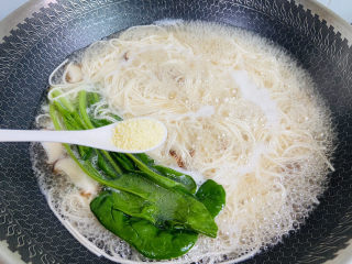 17、菠菜鸡蛋面,鸡精调味