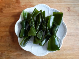 6、虫草花海带脊骨汤,海带结洗净。