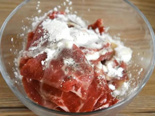 1、点击率超高的下饭菜，筷子拿起来就舍不得放下,碗里倒入胡椒粉、淀粉、料酒搅拌均匀。