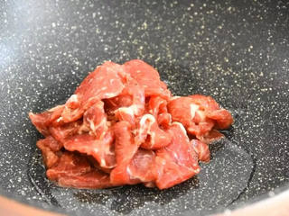 3、点击率超高的下饭菜，筷子拿起来就舍不得放下,锅里倒入适量的油，热至6分热时下牛肉迅速炒散。