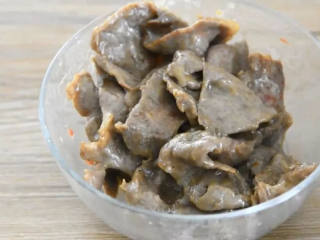 4、点击率超高的下饭菜，筷子拿起来就舍不得放下,炒至变色盛起备用。