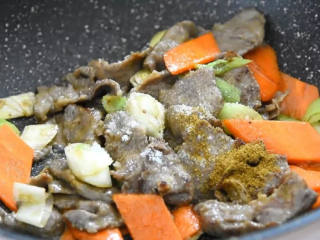 7、点击率超高的下饭菜，筷子拿起来就舍不得放下,倒入牛肉炒匀，再倒入1勺盐、1勺糖、1勺孜然粉翻炒均匀即可出锅