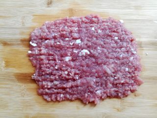 2、油炸糯米丸子,250克猪肉剁成肉沫