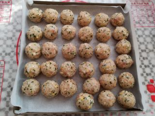 11、油炸糯米丸子,双手抹点油，取适量的糯米饭团揉成圆球，我做的30克左右