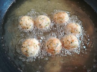 13、油炸糯米丸子,油锅里放入适量的油，烧热到8成开放入丸子，用筷子来回翻动防止糊底（如果用小锅炸，油没过丸子）