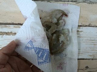 4、叮~一下，美味健康瘦身大菜出炉~,用厨房纸巾吸去水分。