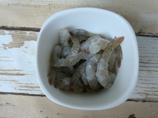 5、叮~一下，美味健康瘦身大菜出炉~,放小碗内，加入盐少许、料酒10克，抓匀腌制5分钟。