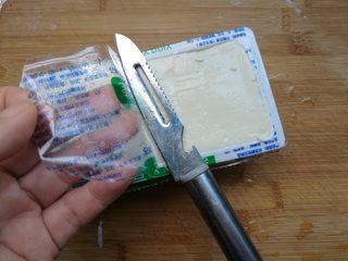 6、叮~一下，美味健康瘦身大菜出炉~,豆腐从盒子中取出。