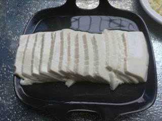 11、叮~一下，美味健康瘦身大菜出炉~,取出豆腐，会有些汤，把汤水倒进锅里。