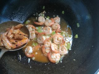 13、叮~一下，美味健康瘦身大菜出炉~,捡出虾头不要。