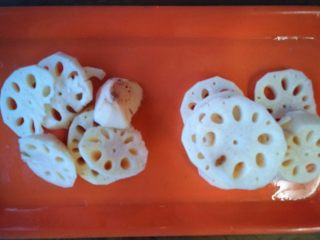 2、#秋味儿#祛痘健脾数莲藕,去皮,切块。