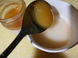 5、#秋味儿#祛痘健脾数莲藕,体质内热的人加入蜂蜜,搅拌均匀。