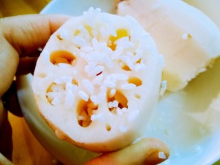 13、#秋味儿#祛痘健脾数莲藕,将泡过半小时的糯米铺在莲藕上,再轻敲莲藕,米就会顺着孔进入莲藕并夯实,多次重复至满。