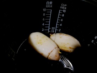 15、#秋味儿#祛痘健脾数莲藕,在电饭锅中加入水、红糖、红枣,按煮饭档,煮两个小时。