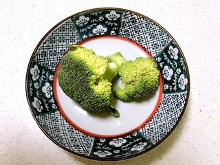 1、虾仁西蓝花饭团,西蓝花2朵