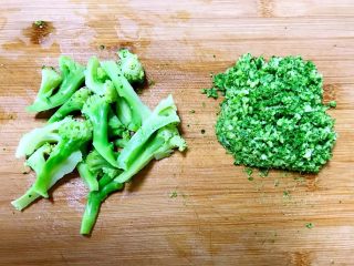5、虾仁西蓝花饭团,把焯好的西蓝花花蕊切下来