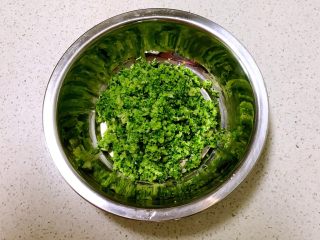 6、虾仁西蓝花饭团,尽量切得碎一点备用