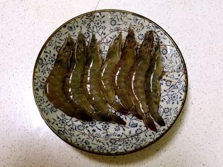 7、虾仁西蓝花饭团,海青虾清洗干净