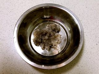 9、虾仁西蓝花饭团,把虾仁切成小丁