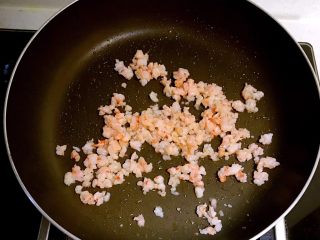 12、虾仁西蓝花饭团,把虾仁翻炒至变色