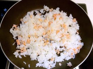 13、虾仁西蓝花饭团,加入米饭翻炒均匀