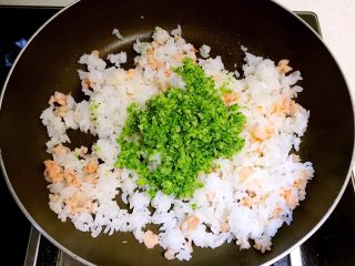 14、虾仁西蓝花饭团,加入西蓝花碎