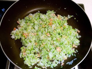 15、虾仁西蓝花饭团,翻炒均匀