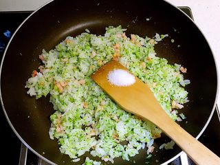 16、虾仁西蓝花饭团,加入精盐调味