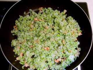 17、虾仁西蓝花饭团,翻炒调匀即可，虾仁西蓝花米饭做好了