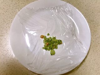 18、虾仁西蓝花饭团,取一块保鲜膜，放入一勺虾仁西蓝花米饭