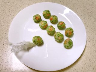 19、虾仁西蓝花饭团,用保鲜膜逐一把米饭包起来
